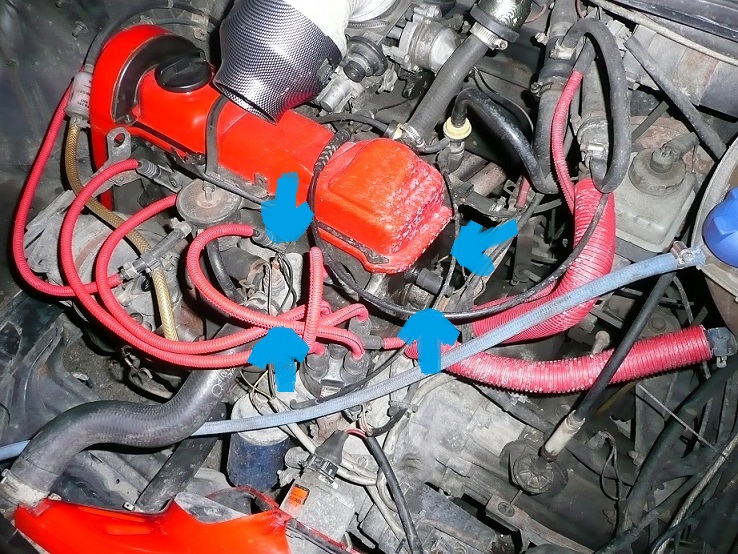 j ai mis sdes flèches sur les 4 sondes que j ai!
<br />il y en a deux ou on croirais qu elle montre la même,devant le cache culbuteur!Mais en fait l autre est en dessous,pile en face.